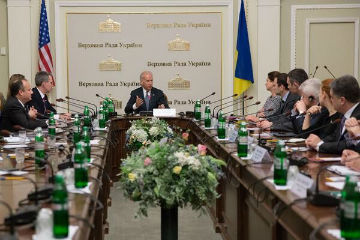 байден в кресле украинского президента дает указания 25.04.15
