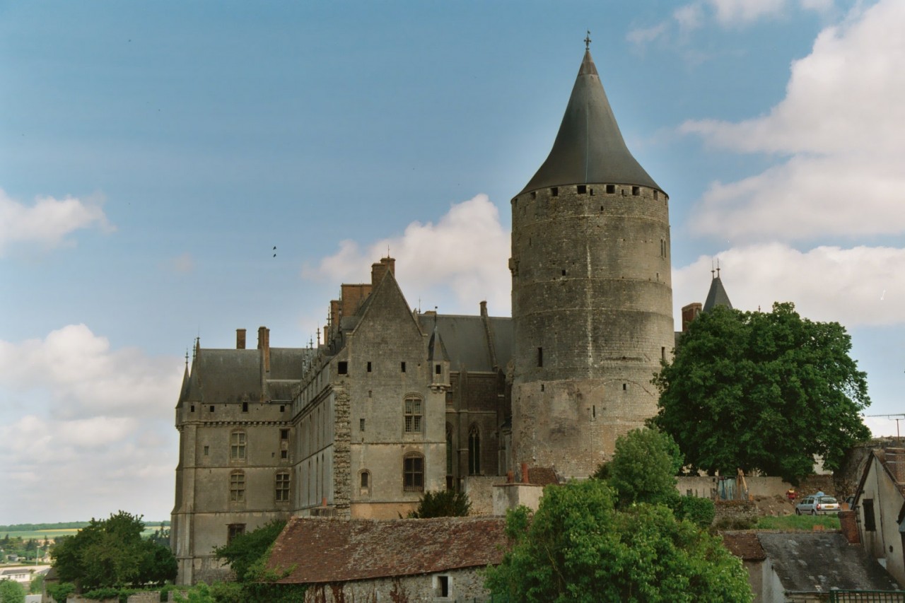 http://upload.wikimedia.org/wikipedia/commons/0/05/Chateaudun_Chateau_06.jpg