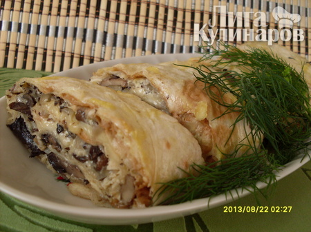 Запеченный рулет из лаваша с грибами и курицей