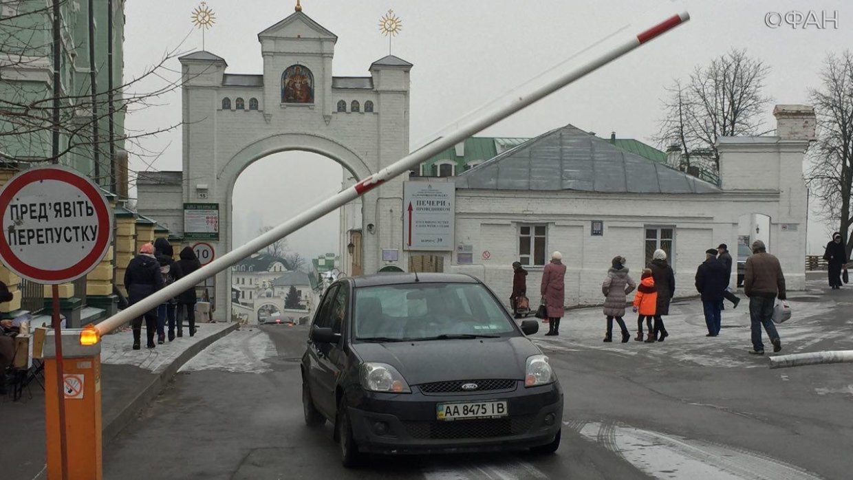 Американцев на Украине призвали избегать массовых акций возле храмов