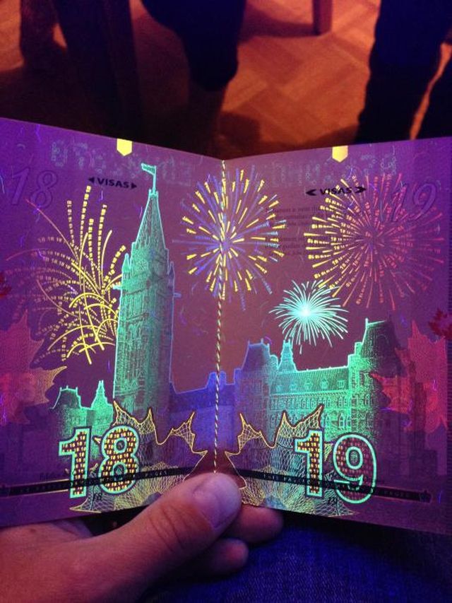 CanadianPassport04 Новый паспорт гражданина Канады в свете ультрафиолета