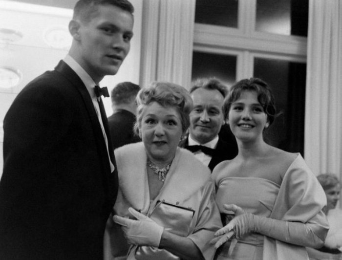 Владимир Ивашов, Мэри Пикфорд и Жанна Прохоренко в Сан-Франциско, 1960 | Фото: kino-teatr.ru Владимир Ивашов, Мэри Пикфорд и Жанна Прохоренко в Сан-Франциско, 1960 | Фото: kino-teatr.ru