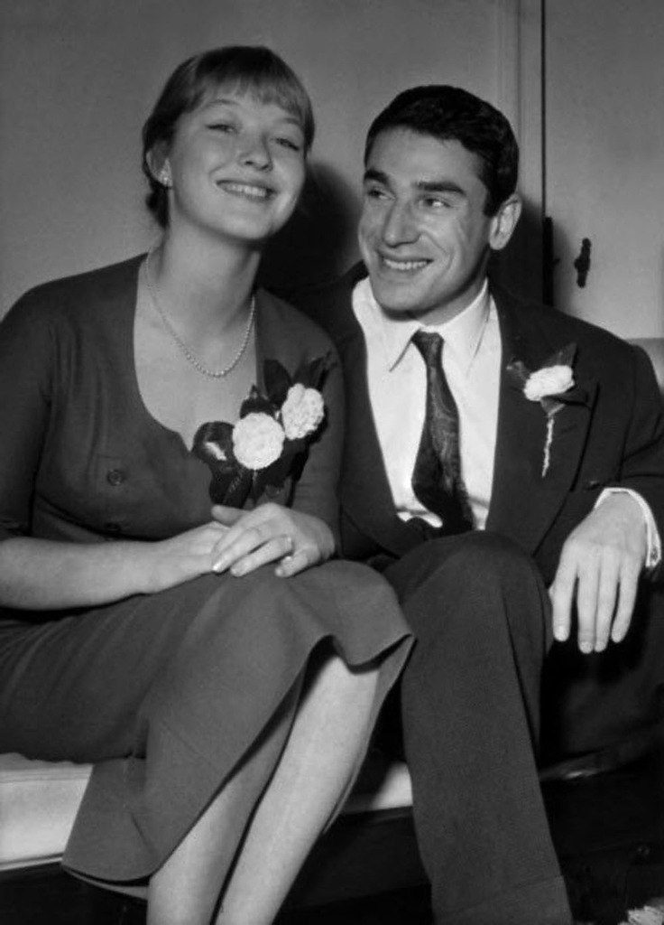 Marina Vlady et Robert Hossein apres leur Mariage ici au domicile de Marina a Maisons Lafitte le 23 decembre 1955