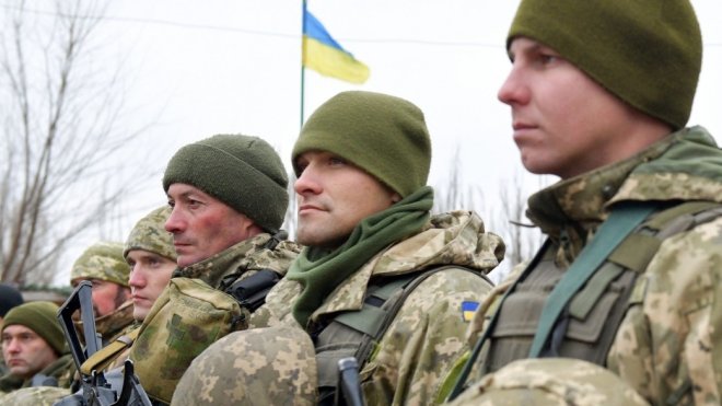 Украинские силовики обезглавили сослуживца и кинули труп на рельсы