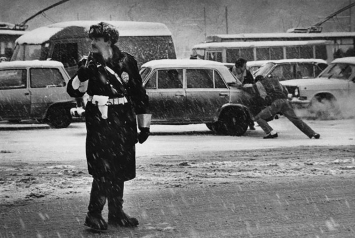 Московский регулировщик в плохую погоду. Россия, 1994 год. Московский регулировщик в плохую погоду. Россия, 1994 год.