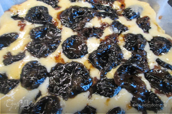 Выкладываем тесто в круглую форму, сверху кладем чернослив.