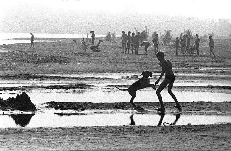 64 ГЕНИАЛЬНЫХ ФОТОГРАФИИ СОВЕТСКОЙ ЭПОХИ «Утро на пляже». Башкирия. 1978 год. Фото: Александр Гращенков