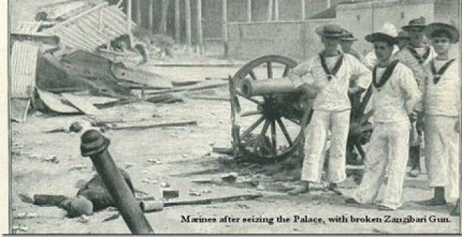 Английские моряки после взятия дворца султана Занзибар 1896 год