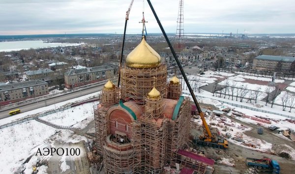Роскошный храм в умирающем городе - это глубоко символично.