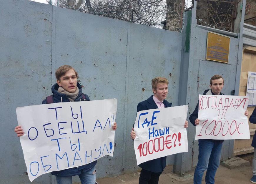 Навальный на свободе - школьники, требующие у него денег, задержаны Навальный на свободе - школьники, требующие у него денег, задержаны