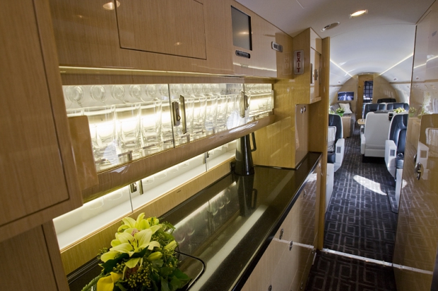 Собственный бар на борту Gulfstream G550