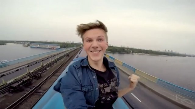 Парень прокатился на крыше метро Парень прокатился на крыше метро