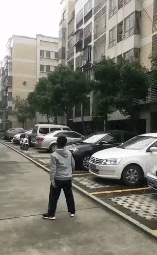 Осторожно, ветрено! gif, ветер, погода, подстава, прикол, сдувает, ураган, шторм, юмор