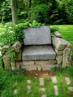 Оставшийся камень можно выложить в виде кресла 'Садовый трон'
