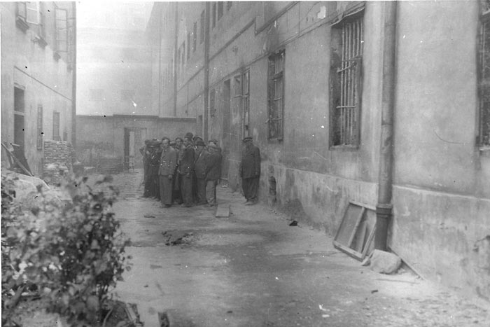 Евреи во дворе тюрьмы перед расстрелом (Яд Вашем ) Евреи во дворе тюрьмы перед расстрелом (Яд Вашем )
