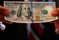 Американцы вводят в обращение новую 100–долларовую купюру