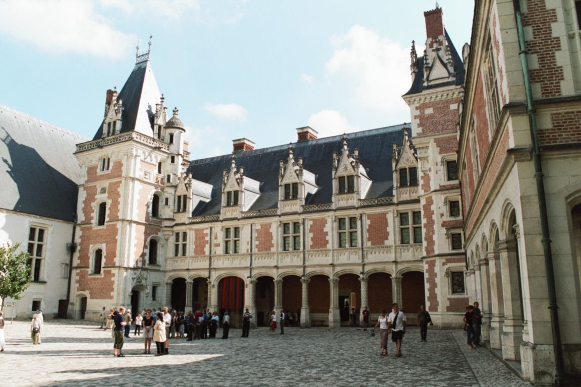 http://images.travelpod.com/tripwow/photos/ta-00a2-c38c-06eb/chateau-de-blois-blois-france+1152_12854871739-tpfil02aw-804.jpg