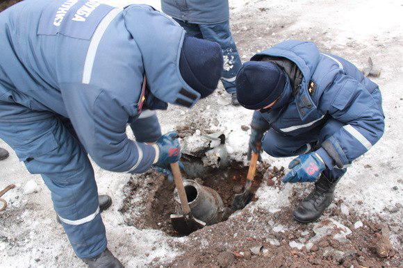 Пиротехническая группа МЧС ЛНР очищает улицы Луганска от взрывоопасных предметов. 