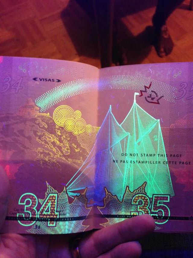 CanadianPassport16 Новый паспорт гражданина Канады в свете ультрафиолета