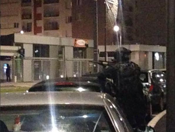 В Реймсе штурмуют здание, где скрываются предполагаемые террористы