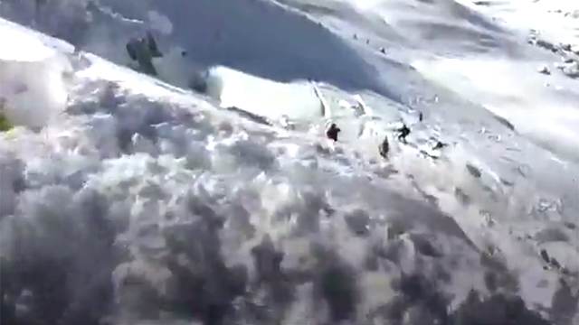 Сход мощной лавины на горнолыжников в Австрии попал на видео