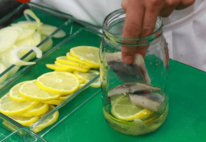Чередуйте рыбу и лимон. / Фото: kitchendecorium.ru