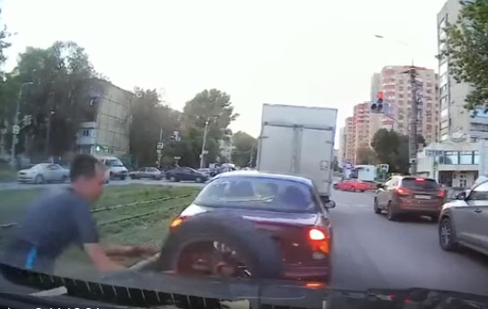 Поймал: водитель спас авто от летящего колеса Поймал: водитель спас авто от летящего колеса