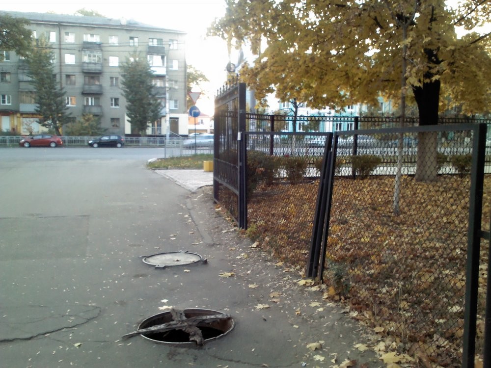 От падения в люк От падения в люк защита, прикол, фото