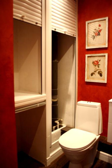 Красная ванная комната фото, ниша под стиральную машинку, шкафчик в ванной жалюзи