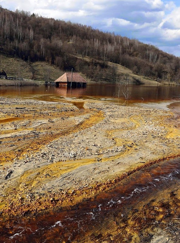 Красное озеро: удивительно
красивые последствия
экологической катастрофы