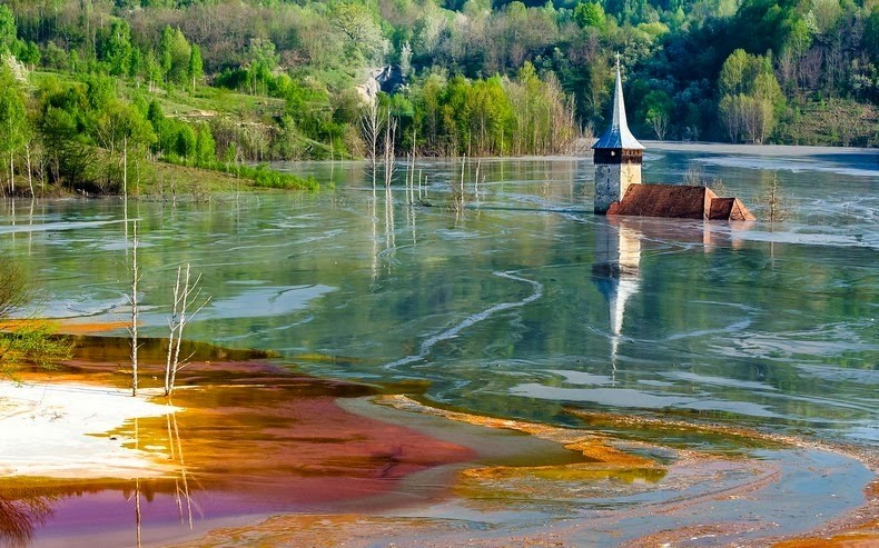 Красное озеро: удивительно
красивые последствия
экологической катастрофы