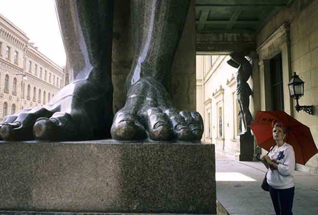 Скульптуры атлантов у входа в Новый Эрмитаж, 1990 год