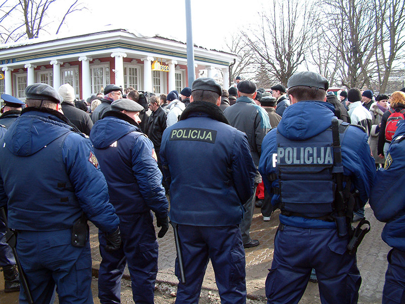 В Латвии задержали 200 человек за празднование 8 марта В Латвии задержали 200 человек за празднование 8 марта