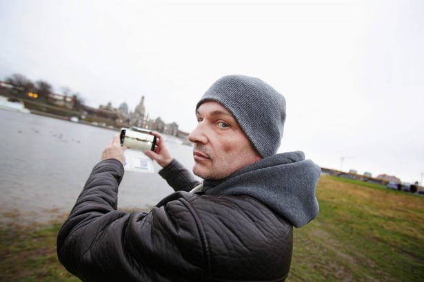В Дрездене на реке Эльба засняли в воде огромную рыбу или неведомое существо (2 фото)