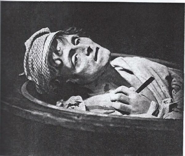 "Марат" мадам Тюссо. Фотография 1920 года (одна из самых ранних сохранившихся)