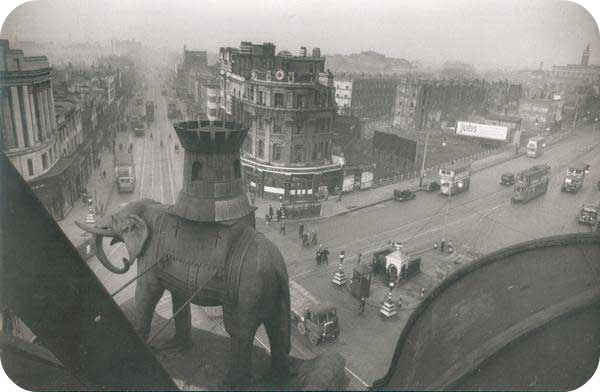 bert-hardy-the-elephant-and-the-castle.jpg bert-hardy-the-elephant-and-the-castle.jpg
