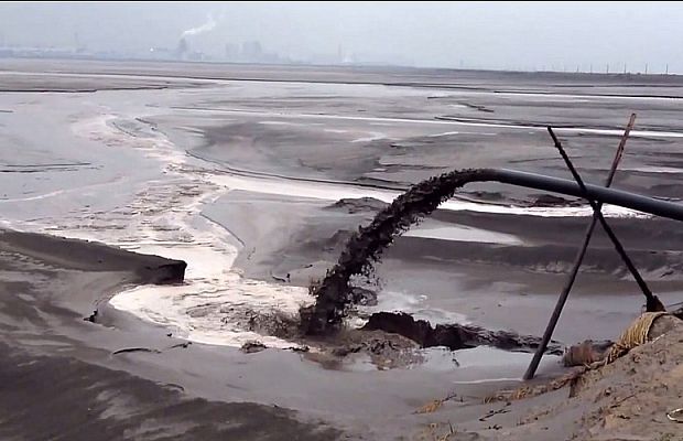 Баотоу, Китай. Это искусственное озеро возникло из-за активной добычи и переработки минералов, использующихся в электронике и сенсорных экранах в частности, а также многих «зелёных» технологиях вроде ветряных турбин. Ирония, но это самое загрязнённое озеро на Земле, по сути состоящее из токсичных отходов.