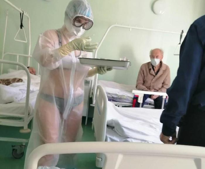 Медсестра из Тулы надела купальник под защитный костюм. Её уже успели наказать