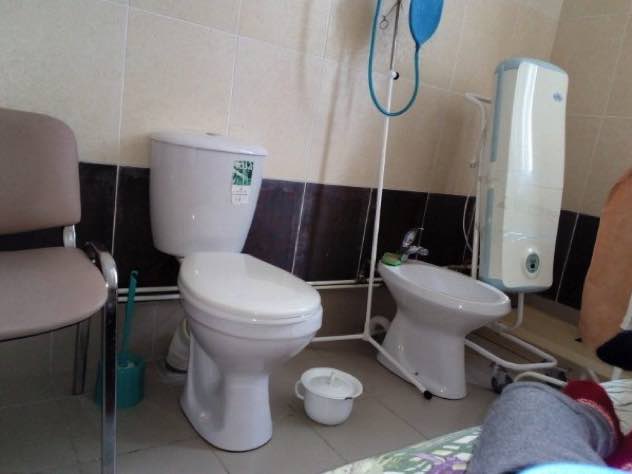 В больнице Печоры мать с ребенком положили в туалет вместо палаты