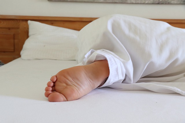 Чем опасен телефон под подушкой во время сна