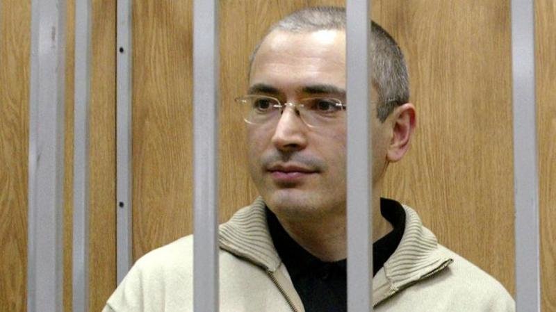 Живут за границей Судьба владельца «ЮКОСа» Михаила Ходорковского известна всем: арест в 2003-м, два судебных процесса (обвинили в мошенничестве, уклонении от налогов и др.), длительный срок заключения. 20 декабря 2013 г. Михаил Ходорковский был поми Живут за границей Судьба владельца «ЮКОСа» Михаила Ходорковского известна всем: арест в 2003-м, два судебных процесса (обвинили в мошенничестве, уклонении от налогов и др.), длительный срок заключения. 20 декабря 2013 г. Михаил Ходорковский был поми банки, история, семибанкирщина