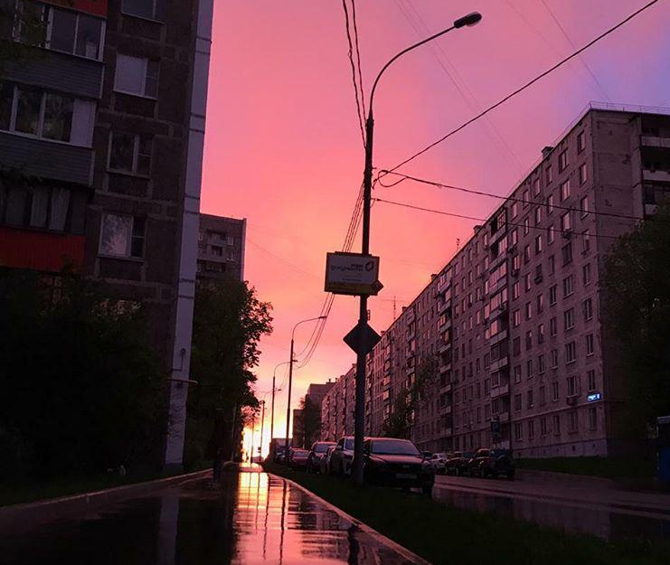 Фотолюбительница из Ростокина запечатлела красивый закат над Малахитовой улицей