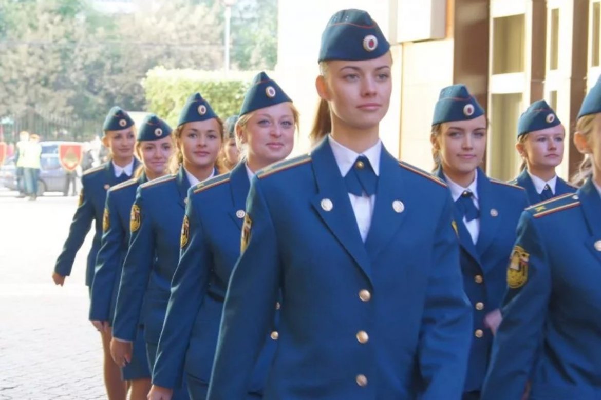 У Вас юбка на бок съехала. Поправьте. У Вас юбка на бок съехала. Поправьте.