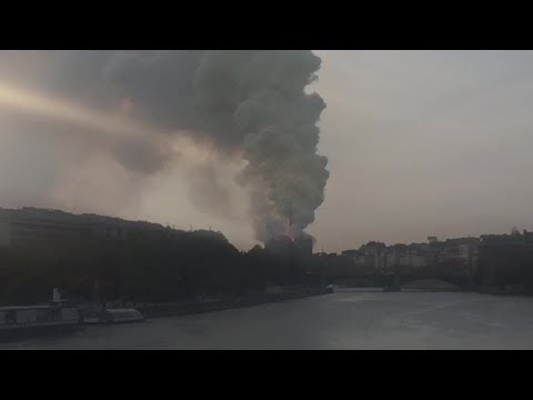 Собора Парижской Богоматери больше нет. Пожар уничтожил здание