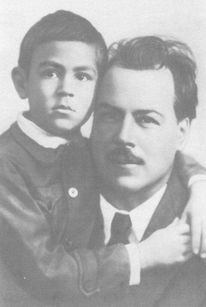Николай Иванович Вавилов с сыном Олегом.