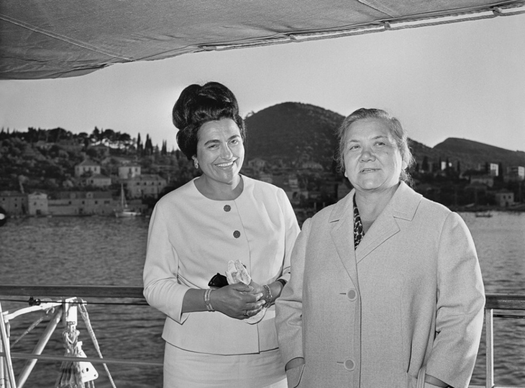 Yugoslavia. Jovanca Broz Tito (L), wife of Chairman of the League of Communists of Yugoslavia Josip Broz Tito, and Nina Khrushcheva, wife of First Secretary of the Communist Party of the Soviet Union, take a boat ride during a meeting. (Photo ITAR-TASS/ Vasily Yegorov) Югославия. Супруга первого секретаря ЦК КПСС Никиты Хрущева Нина Петровна (справа) и супруга председателя Союза коммунистов Югославии Иосипа Броз Тито Йованка Броз во время визита. Фото Василия Егорова (Фотохроника ТАСС)