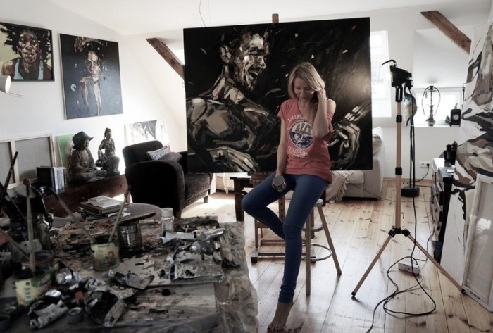Anna Bocek в персональной студии. Anna Bocek в персональной студии.