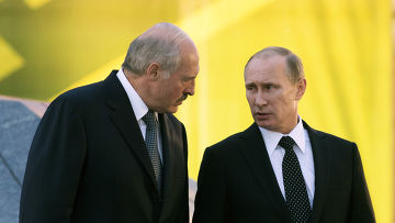Александр Лукашенко и Владимир Путин на церемонии возложения венка к мемориалу Победы в Минске