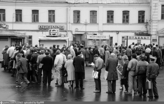 Время перемен: 18 ретро фотографий Москвы «лихих 90-х»