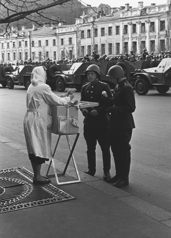 64 ГЕНИАЛЬНЫХ ФОТОГРАФИИ СОВЕТСКОЙ ЭПОХИ «На первомайском параде. Мороженое». 1950 год. Фото: Юрий Кривоносов